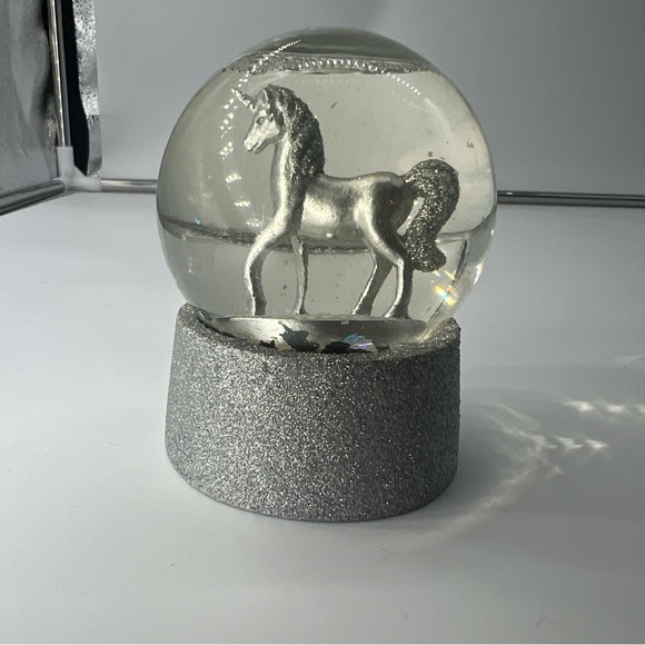 Mini Snow globe with unicorn inside cute mini Snowglobe glitter silver Claire’s - Picture 1 of 14